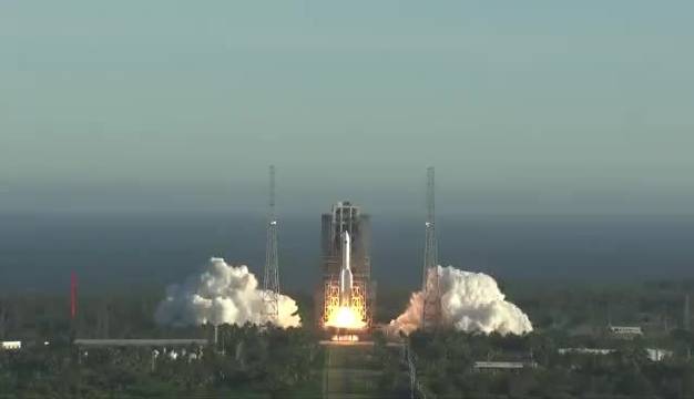 现场: #长征五号B运载火箭首飞成功